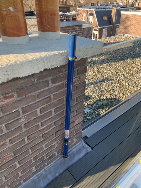 Wir sind vorbereitet. Eine neue Rute ist montiert und wartet noch verschlossen auf den ersten Einsatz. Die Lösung mit dem Schirmständer, den wir das erste Jahr verwendet haben, haben wir nicht weiter verfolgt. Ist nicht sturmfest genug.   