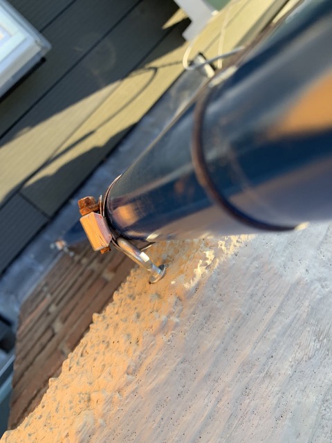 Die Wandbefestigung funtioniert mit Schlauchschellen, die für Schläuche bis 40 mm Durchmesser geeignet sind (z.B. https://www.gamma.nl/assortiment/gamma-slangklem-25-40mm-2-stuks/p/B483337). 