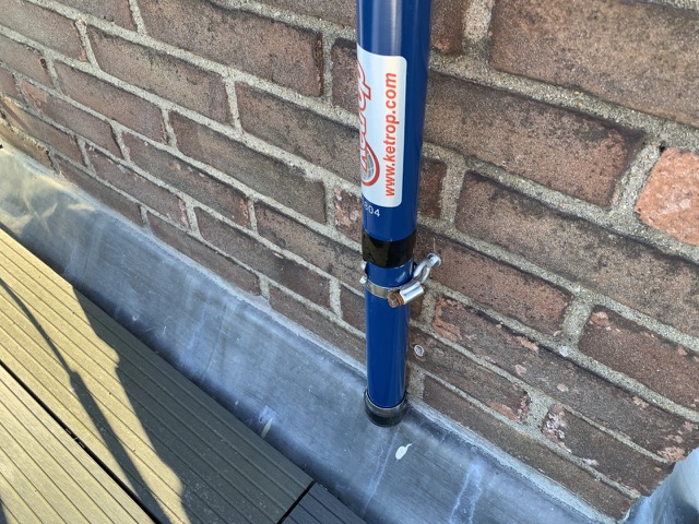 Der Drache ist hier (https://www.vandree.nl/product/black-hawk-kite-7-meter/) zu kaufen, es gibt ihn aber auch bei anderen Online-Händlern. 